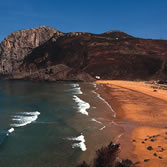 Urdaibai - Arrecife fósil del macizo kárstico de Ogoño al fondo playa actual de Laga y sistemas Dunares de trasplaya en Ibarrangelua